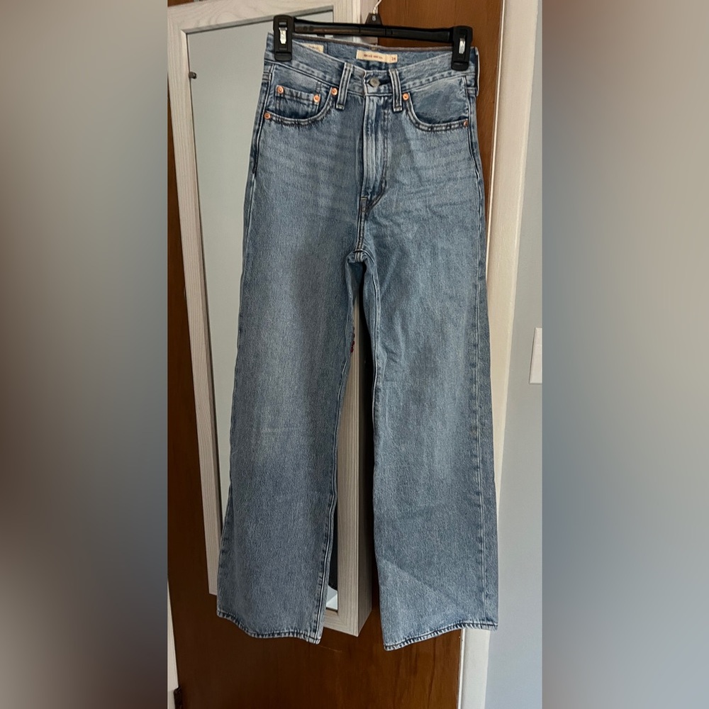 Levi’s Ribcage Wide Leg Jean
Waist 24 Length 32